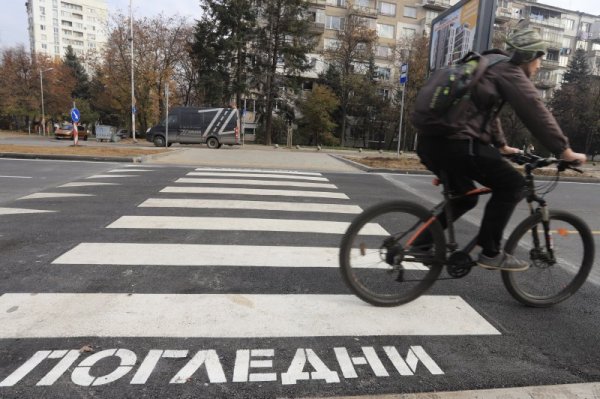 От днес е пуснато изцяло движението по новоизграденото южно платно на бул. &quot;Тодор Каблешков&quot;. Движението е еднопосочно се извършва в две пътни платна. След реконструкцията и разширението булевардът е с две пътни платна за движение, тротоари и велоалеи. Резервира се и ивица за изграждане на трамвайно движение по средата. Снимка: БГНЕС