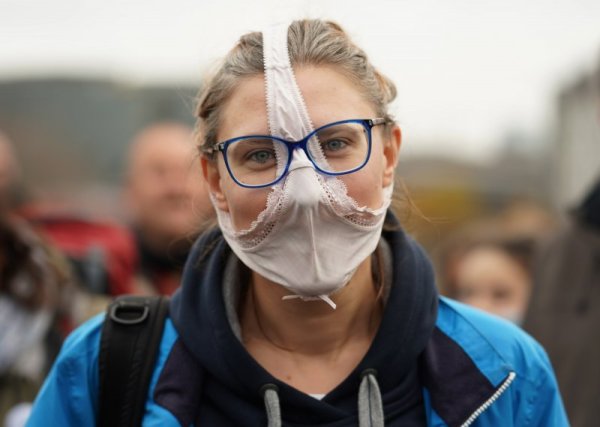 Германка носи бельо вместо маска по време на протест срещу строгите мерки на правителството в борбата с коронавируса. Снимка: БГНЕС