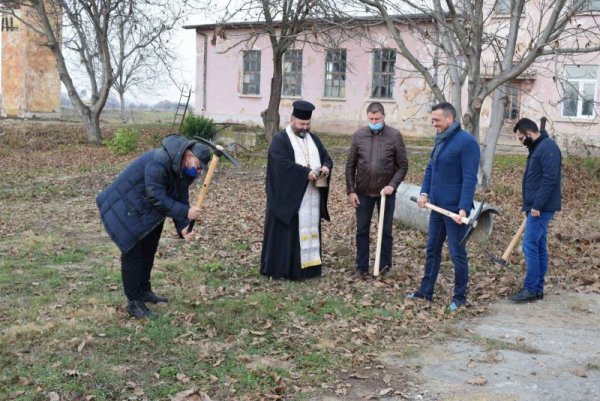 Министър Eмил Димитров участва в първа копка на изпълнението на проект &quot;Рехабилитация на външно водоснабдяване на с. гара Елин Пелин и с. Нови хан&quot;. Проектът се реализира с безвъзмездна помощ в размер на 2 038 145.79 лв. без ДДС, отпусната от Предприятието за управление на дейностите по опазване на околната среда (ПУДООС). Предвидено е изпълнението на рехабилитацията да отнеме 120 дни. Снимка: БГНЕС/МОСВ