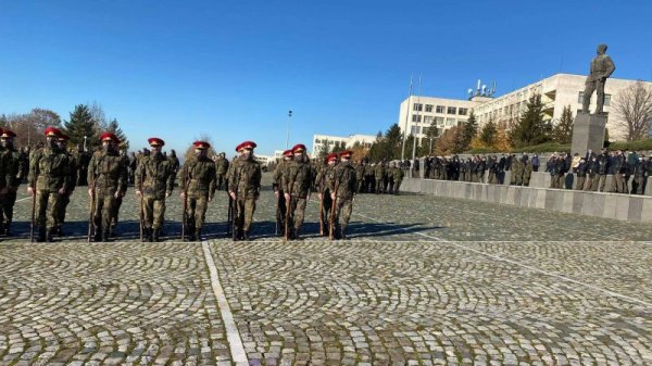 Сто четиридесет и втората годишнина от началото на военното образование в България и празника на Националния военен университет &quot;Васил Левски&quot; бяха тържествено отбелязани на във Велико Търново. В честването участваха министърът на отбраната Красимир Каракачанов и началникът на отбраната адмирал Емил Ефтимов. Снимка: БГНЕС