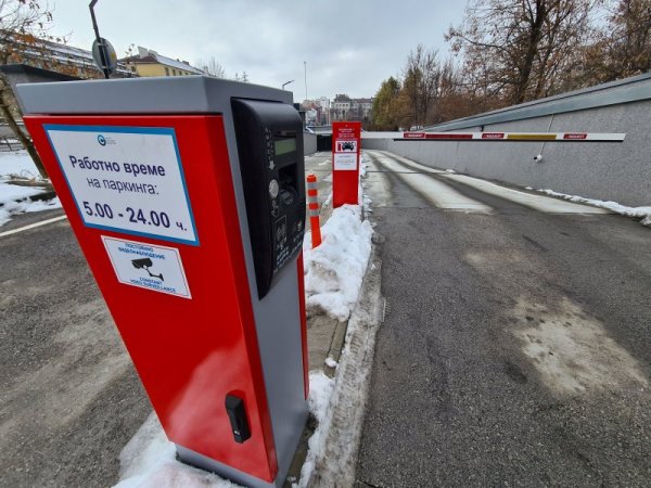 Заради замърсяването на въздуха и днес Столичната община въведе безплатни буферни паркинги към станциите на метрото. Снимка: БГНЕС