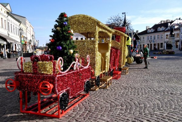 Работници поставят коледна украса в центъра на полския град Жешов. Снимка: БГНЕС