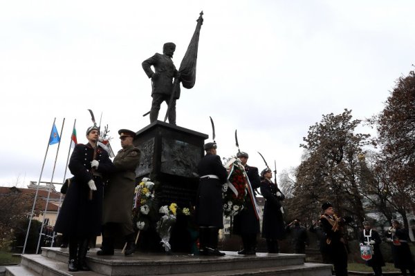 Пред паметника на Българския опълченец, на който имаше часови от Националната гвардейска част, се състоя честване по повод 143-та годишнина от Освобождението на София. Снимка: БГНЕС