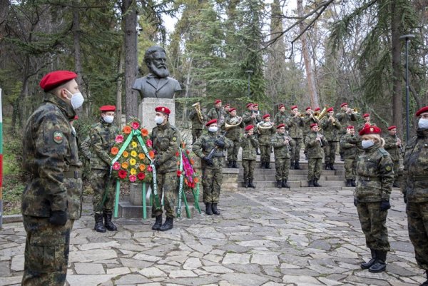 В цялата страна днес бяха отбелязани 173 години от рождението на един от най-светлите образи в българската история &ndash; поета и революционер Христо Ботев. Заради пандемията тази година нямаше официални тържества, но венци и цветя бяха поднесени пред паметниците на Ботев в цялата страна. Снимка: Община Стара Загора