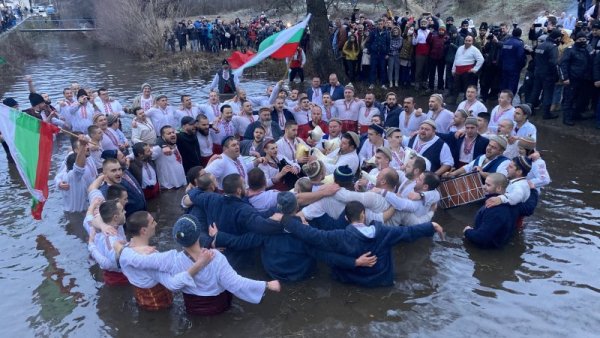 Десетки мъже нагазиха във водите за традиционния ритуал по спасяването на кръста в Калофер и за да изиграят мъжкото хоро на Богоявление. Заради пандемията нямаше официална организация, но много хора се събраха, за да спазят традицията. Снимка: БГНЕС