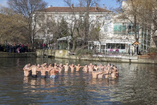 Валентин Тачев от Раднево извади от водите на езерото в старозагорския парк &quot;Йордан Капсамунов&quot; Богоявленския кръст. Общо 29 младежи, сред които най-малкият беше 13-годишния Стилиян, скочиха след символа на християнската вяра, хвърлен ритуално от Старозагорския митрополит Киприан. Снимка: Община Стара Загора