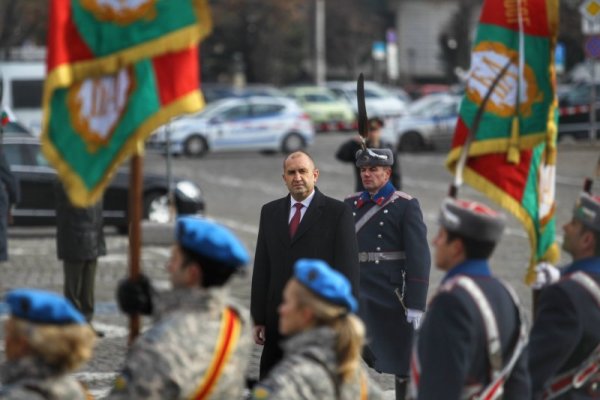 На Богоявление на площад &quot;Свети Александър Невски&ldquo; в столицата тържествено бяха осветени бойните знамена и знамената-светини на Българската армия. На церемонията присъства държавният глава и върховен главнокомандващ на Въоръжените сили Румен Радев присъства. Снимка: Димитър Кьосемарлиев, Dnes.bg