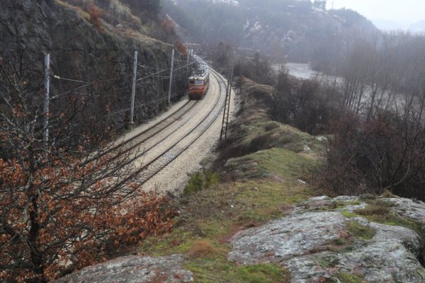 Влак преминава покрай прелели води край район Нови Искър. Снимка: БГНЕС