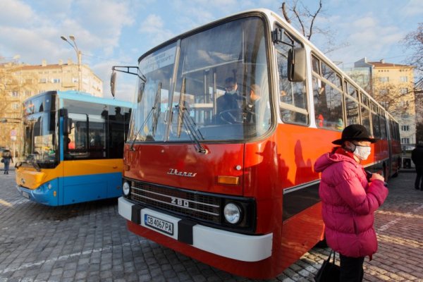 По повод на навършването на 120 години от столичния градски транспорт на площад &quot;Александър Невски&quot; се състоя изложение на превозни средства за обществен транспорт - както на реставрирани, така и на последно поколение транспортни средства, които обслужват градския транспорт в София и други европейски градове. Снимка: Димитър Кьосемарлиев, Dnes.bg
&nbsp;