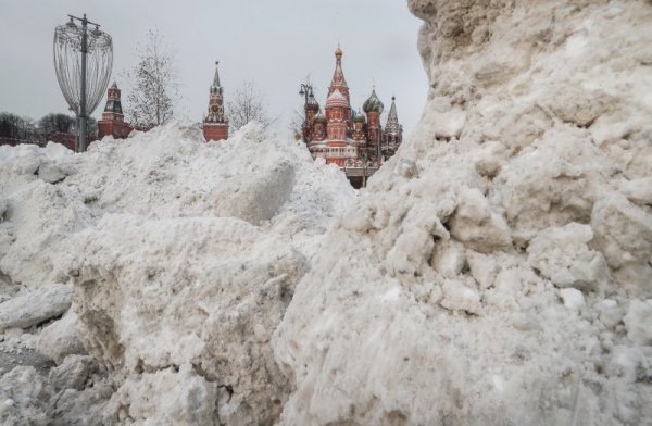 Почистен сняг е натрупан на купчина пред Кремъл в Москва. Снимка: БГНЕС