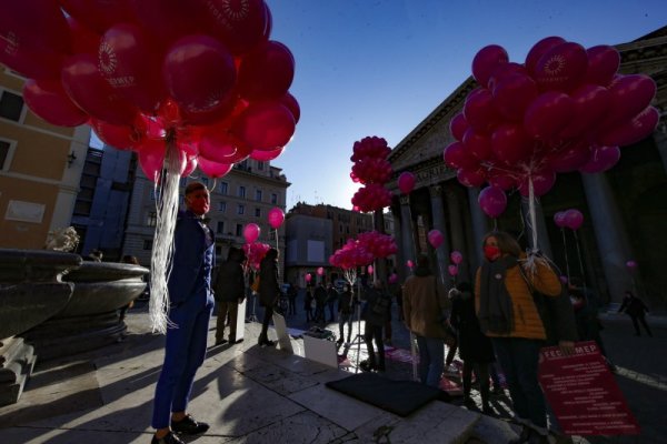 Работещи в сектора за организация на радостни събития протестират в Рим с балони в ръка срещу наложените ограничения в сектора. Снимка: БГНЕС