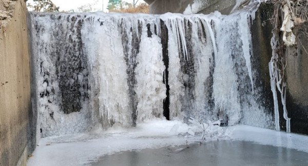 Малък водопад замръзна в Южна Корея след студеното време в страната в последните дни. Снимка: БГНЕС