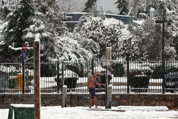 Въпреки студът в южната ни съседка не липсват и ентусиасти, които се пуснаха гола в снега. Снимка: БГНЕС