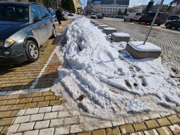 Огромно количество натрупан сняг затруднява преминаването по пешеходната пътека до паркинга на Народното събрание. Снимка: БГНЕС