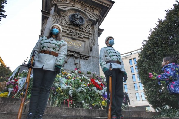 С възпоменателна церемония и поднасяне на цветя и венци пред паметника на Васил Левски в София се отбелязват 148 години от гибелта на Апостола. Тази година заради пандемията от коронавирус е предвидено церемонията да е различна и по-символична - само с участието на гвардейци и без речи на политици. Снимка: Димитър Кьосемарлиев, Dnes.bg