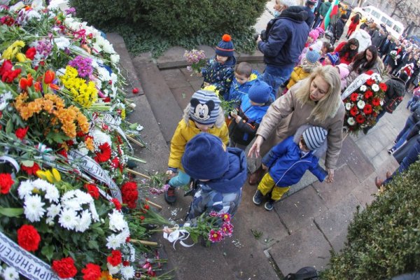 От рано сутрин пред паметника на Левски в центъра на София се наредиха малки и големи, които поднесоха цветя. Снимка: Димитър Кьосемарлиев, Dnes.bg