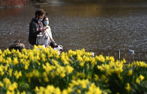 Двойка се разхожда в приятното февруарско време в парк в Лондон. Снимка: БГНЕС