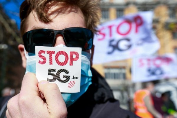 Млад мъж протестира срещу 5G мрежата в Брюксел. Снимка: БГНЕС