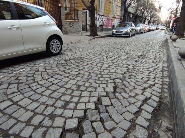 Множество дупки се отвориха в асфалта на много места в града след сравнително леката зима. На други места настиката се размести, а на трети са се образували коловози. Снимка: БГНЕС