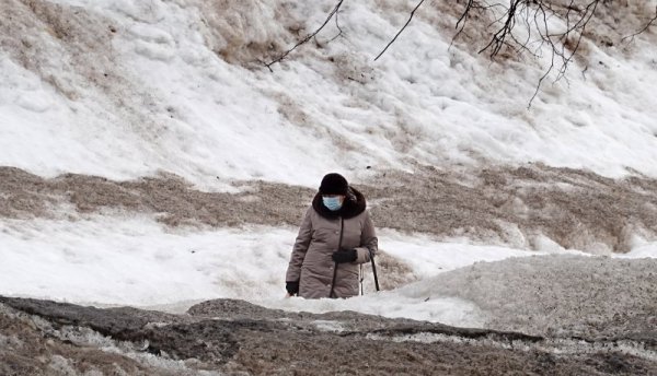 Жена се разхожда в студената утрин в Москва. Снимка: БГНЕС