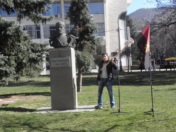 Благоевград се преклони пред делото на Тодор Александров, роден на днешната дата през 1881 г. Венци и цветя пред бюст-паметника му бяха поднесени от Община Благоевград, ВМРО, Регионалния исторически музей и др. Снимка: БГНЕС