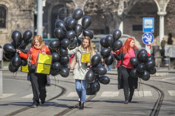 Черни балони полетяха в небето над София навръх 8 март. Проявата пред Съдебната палата е в памет на жертвите на домашно насилие. Снимка: Димитър Кьосемарлиев, Dnes.bg