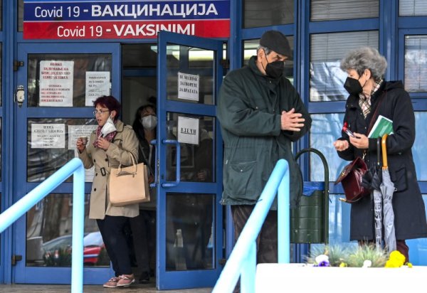 Жена излиза от поликлиника &quot;Яне Сандански&quot; в Скопие, след като се е ваксинирала с руската ваксина &quot;Спутник V&quot;. Снимка: БГНЕС