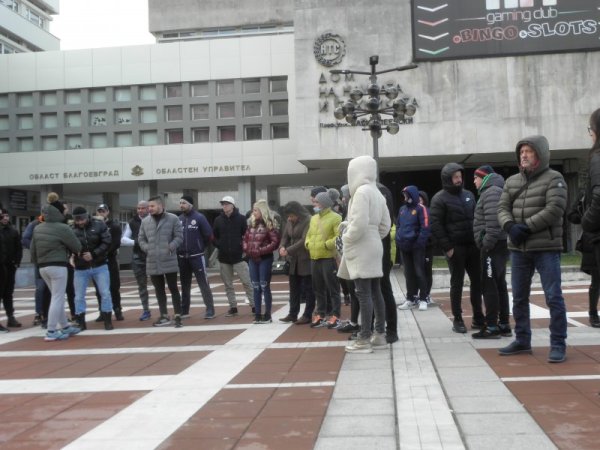 Протест се проведе пред Областната управа в Благоевград след въведените вчера ограничителни мерки вследствие повишената заболеваемост от COVID-19. 50-на трениращи във фитнесите, собственици на търговски обекти в затворените МОЛ-ове и родители, дойдоха да изразят несъгласието си с въведените мерки. Снимка: БГНЕС