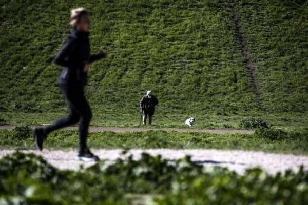 Млада жена тича в парк в покрайнините на италианската столица Рим. Снимка: БГНЕС