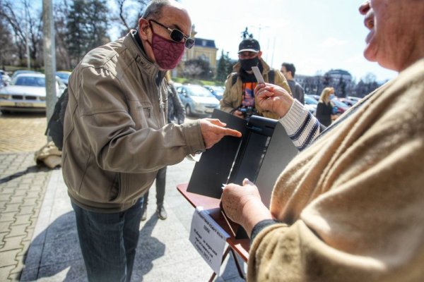 Общественият съвет към Централната избирателна комисия организира пред сградата на Народното събрание, демонстрация на пробно машинно гласуване. Снимка: Димитър Кьосемарлиев, Dnes.bg