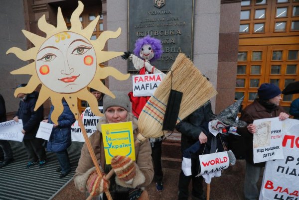 Граждани на Киев излязоха на протест срещу новите мерки в борба с коронавируса в страната. Снимка: БГНЕС