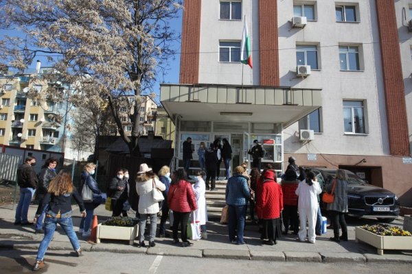 Личните лекари в София получиха нови дози ваксини днес. За първи път им бяха раздадени и РНК ваксини. Снимка: Димитър Кьосемарлиев, Dnes.bg