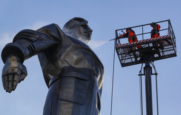 В Москва почистват паметника на първия космонавт Юрий Гагарин няколко дни преди отбелязването на 60-тата годишния от излитането на първия човек в Космоса. Снимка: БГНЕС