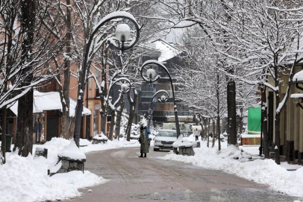 Въпреки че на много места в Европа е красива пролет, зимата отново се завърна в полския град Закопане. Снимка: БГНЕС