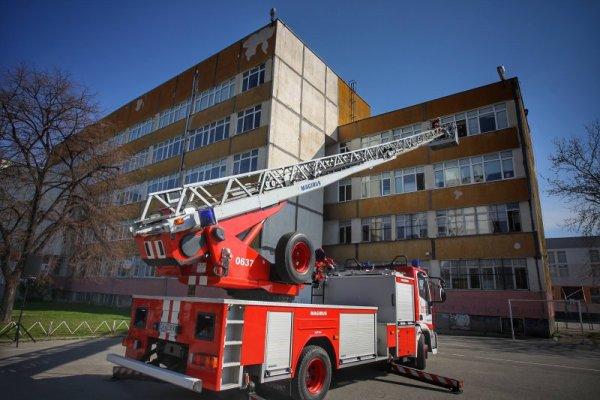 Пожарникари, доброволци и представители на БЧК проведоха мащабно тренировъчно и демонстративно занятие в столично училищe. Снимкa: Димитър Кьосемарлиев, Dnes.bg