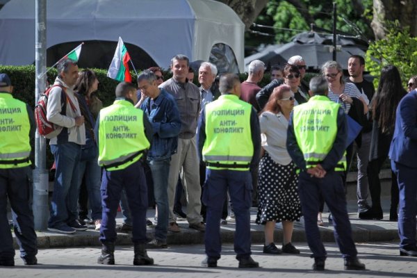 Два лагера протестираха днес в &quot;Триъгълника на властта&quot;. Едните протестираха срещу президента Румен Радев, а другите &ndash; срещу ГЕРБ. Снимка: Димитър Кьосемарлиев, Dnes.bg