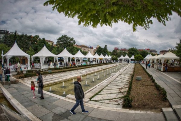 От днес в София стартира Пролетния панаир на книгата. Близо 120 книгоиздатели и книготърговци ще участват на тазгодишното събитие, което ще продължи до 6 юни в парка пред НДК.
&nbsp;