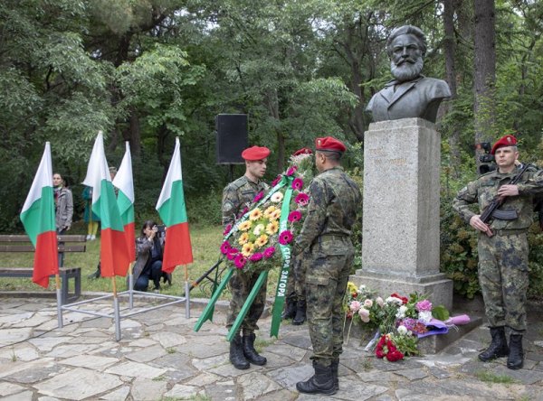 Стотици старозагорци дойдоха пред паметника на Христо Ботев, за да сведат глава пред подвига&nbsp;на гениалния поет-революционер и хилядите знайни и незнайни герои дали живота си за свободата на България. Снимка: Община Стара Загора