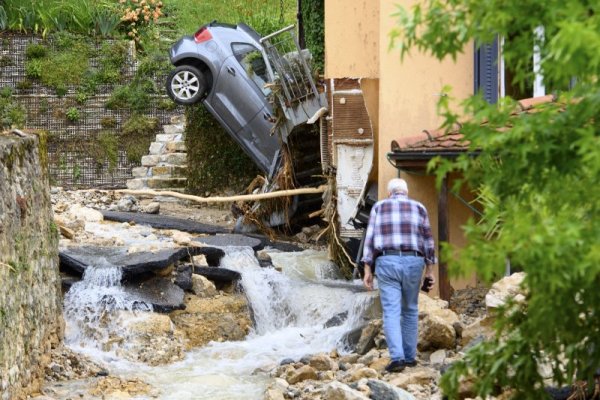 Сериозна буря предизвика щети в швейцарско село. Снимка: БГНЕС
&nbsp;