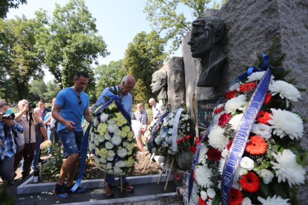 Днес, 30 юни, на централни Софийски гробища ръководство, служители, ветерани и привърженици на Левски поднесоха венци и цветя по случай 50 години от смъртта на Георги Аспарухов-Гунди и Никола Котков. Снимка: БГНЕС