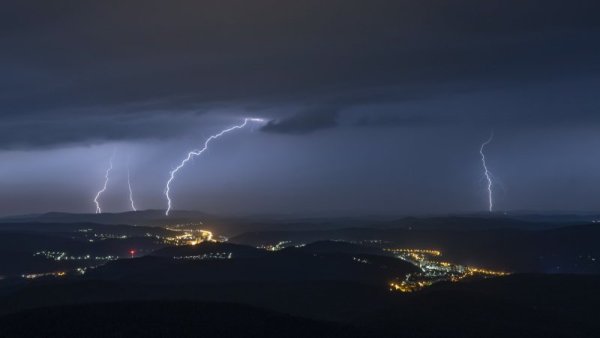 Светкавици раздират небето по време на лятна буря в Унгария. Снимка: БГНЕС
&nbsp;