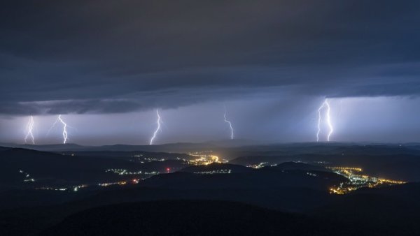 Светкавици раздират небето по време на лятна буря в Унгария. Снимка: БГНЕС
&nbsp;