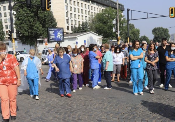 Медици се събраха на протест в защита на уволнения вчера директор на най-голямата спешна болница у нас &ndash; &quot;Пирогов&quot; &ndash; Асен Балтов. Актът на недоволство започна пред сградата на болницата и след това медиците блокираха бул. &quot;Цар Борис III&quot;. Снимка: БГНЕС