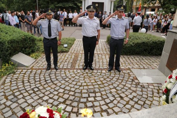 Пред параклиса в двора на ГД &quot;Пожарна безопасност и защита на населението&quot;, българските пожарникари отбелязват деня на Св. пророк Илия - техен небесен закрилник и покровител. Състоя се церемония, на която бе отслужен водосвет и бяха поднесени цветя пред мемориалната плоча на загиналите при изпълнение на служебните си задължения служители на ГДПБЗН. Снимка: БГНЕС