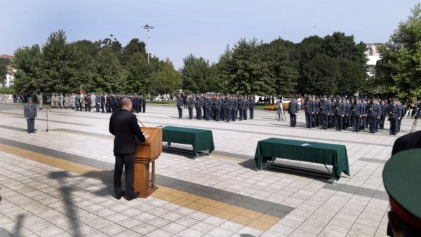 Президентът и върховен главнокомандващ на Въоръжените сили Румен Радев приветства Випуск 2021 &quot;Георги Стойков Раковски&quot; на Висшето военновъздушно училище (ВВВУ) &quot;Георги Бенковски&quot;, което бе възстановено през 2020 г. Държавният глава присъства днес в Плевен на тържествения ритуал. Снимка: Президентство