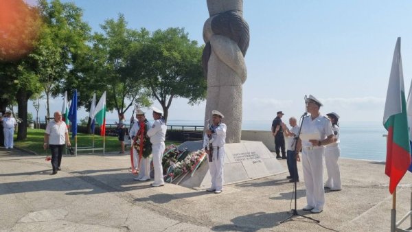 Военноморска база Бургас отбелязва 142 години от създаването на Военноморските сили с редица мероприятия. По традиция, от 1956 г. насам, празникът се отбелязва през месец август. Пред &quot;Паметника на моряка&quot; в Морската градина се състоя военен ритуал по поднасяне на венци и цветя. Почетният строй беше приет от контраадмирал Кирил Михайлов, командир на Военноморските сили на България. Снимка: БГНЕС