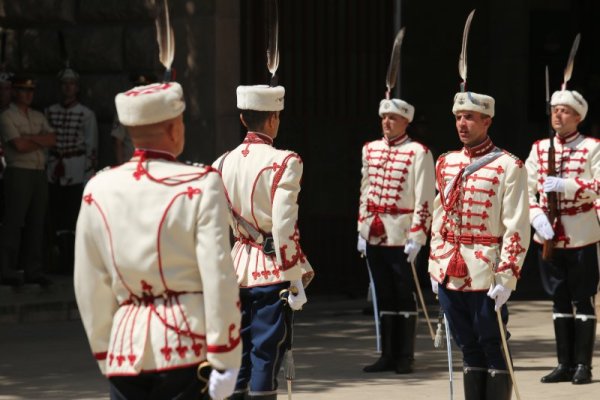 Пред президентството се състоя тържествена смяна на почетния гвардейски караул. Снимка: БГНЕС