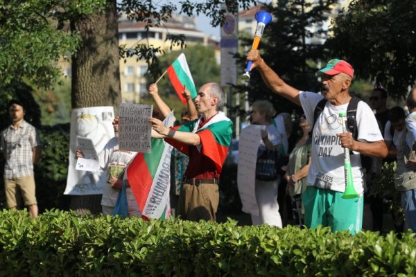 Емоционално започна извънредното заседание на НС, на което ще бъде изслушан МВР шефа Бойко Рашков за изтеклите кадри с полицейско насилие на протеста на 10 юли миналата година. Пред сградата на парламента пък имаше протест. Снимка: Димитър Кьосемарлиев, Dnes.bg