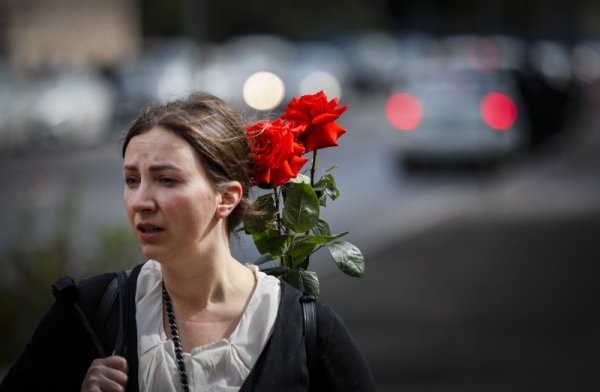 Жена носи цветя в раницата си по улиците на Москва. Снимка: БГНЕС
&nbsp;