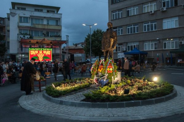 В Чирпан бе открит паметник на световноизвестния живописец Никола Манев. Бюстът е&nbsp; изработен от скулптора Владимир Кондарев. Снимка: БГНЕС
&nbsp;